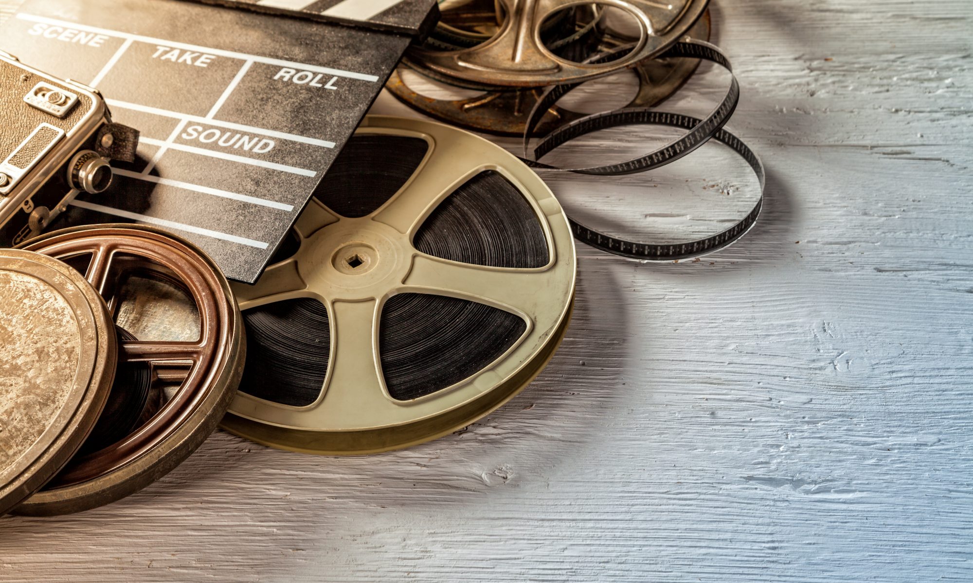 Film camera chalkboard and roll on wooden table Filmrolle