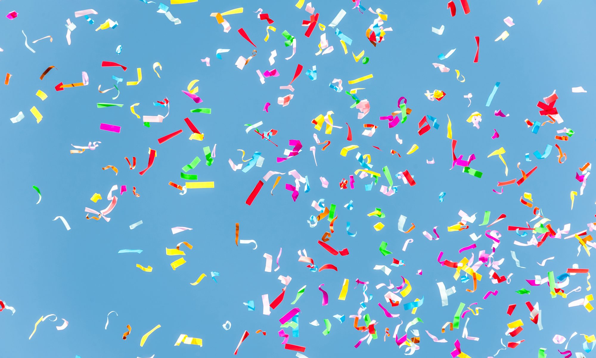 Buntes Konfetti im Himmel