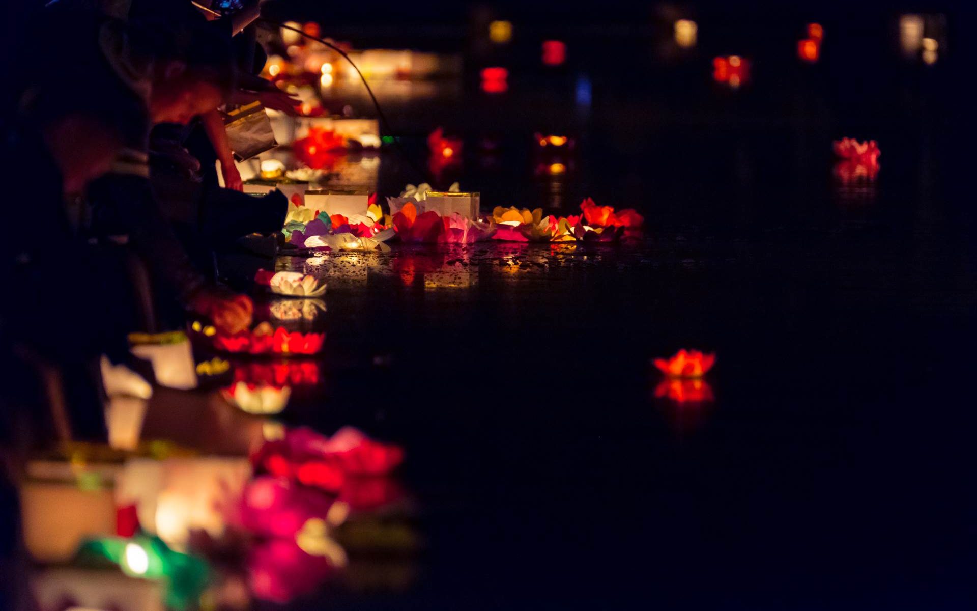 Blüten und Kerzen im Wasser - Chinafest Düsseldorf 2018